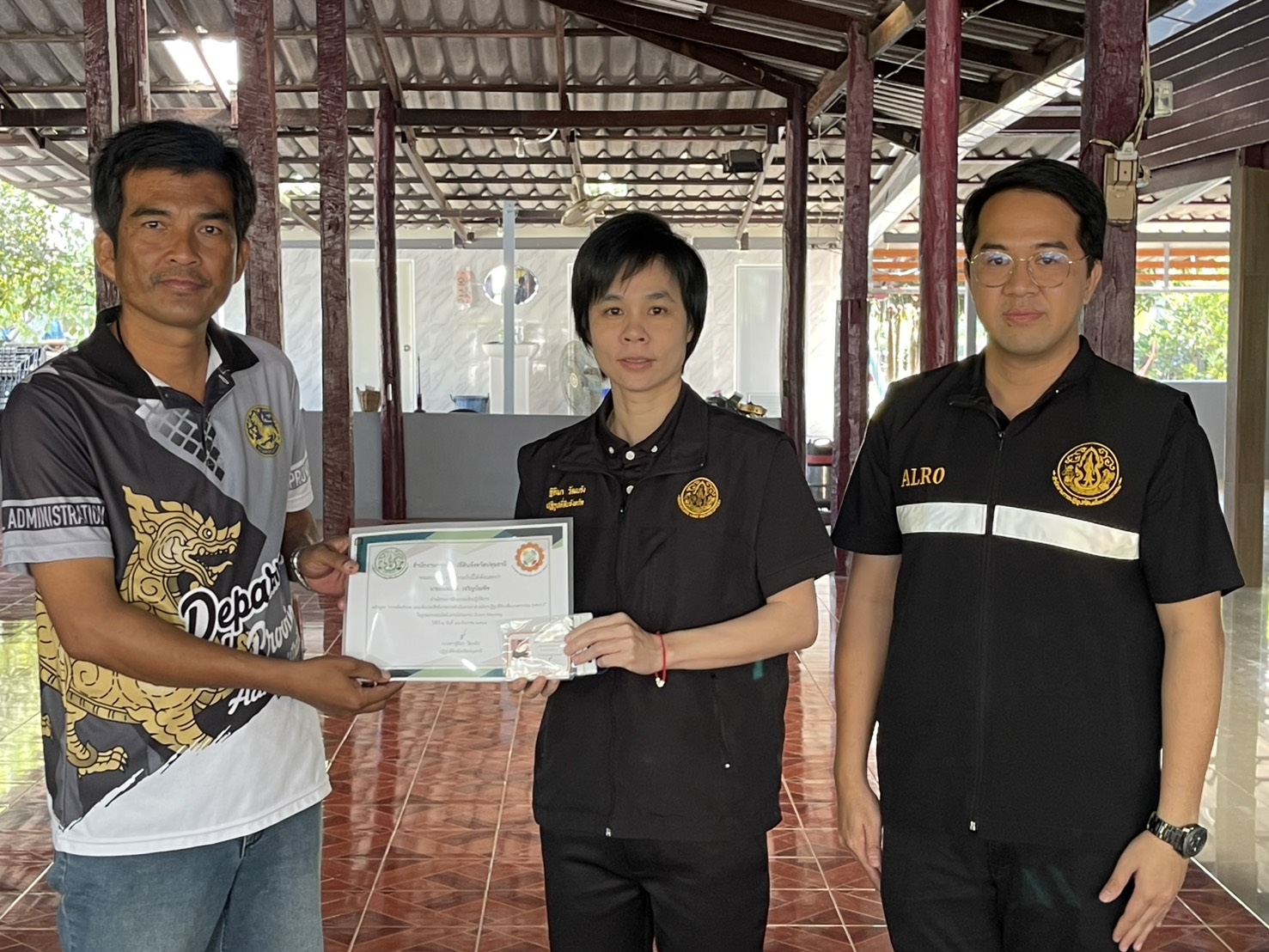 title - นางสาวฐิติมา วัฒนจัง” ปฏิรูปที่ดินจังหวัดปทุมธานี มอบประกาศนียบัตร และบัตรประจำตัวอาสาสมัครปฏิรูปที่ดินเพื่อเกษตรกรรม (อสปก.) ให้แก่ อสปก.ที่ผ่านการฝึกอบรมเชิงปฏิบัติการ 